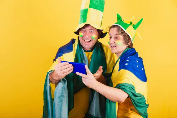 Erwachsenes Paar Fußballfan Aus Brasilien Mit Fahne Spielbeobachtung Smartphone App — Stockfoto