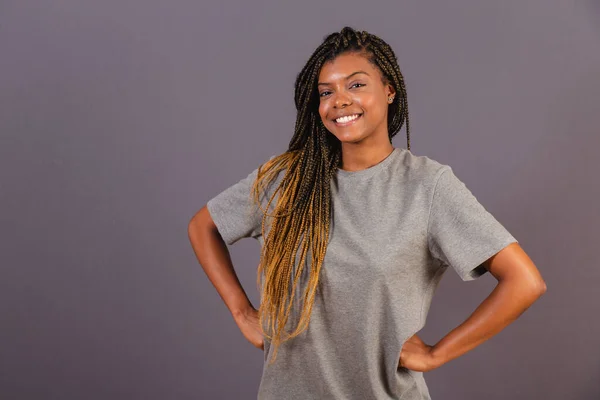 Joven Mujer Brasileña Afro Manos Las Caderas Mirando Cámara Sonriente — Foto de Stock