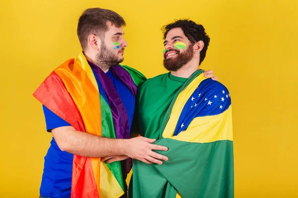 Pareja Hombres Brasileños Aficionados Fútbol Brasil Con Bandera Lgbt —  Fotos de Stock
