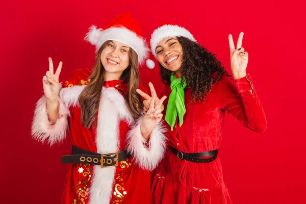 Дві Бразильські Друзі Одягнені Різдвяний Одяг Знак Миру Любові Позу — стокове фото