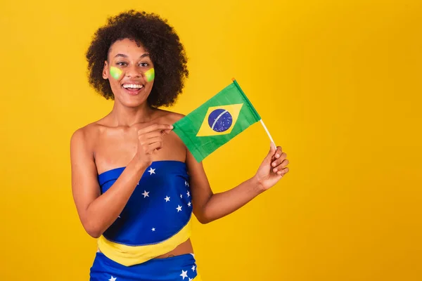 若い黒人女性ブラジル人サッカーファン ブラジル国旗を掲げ — ストック写真