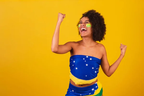 Joven Mujer Negra Aficionada Fútbol Brasileño Celebrando Vibrando Fiesteando —  Fotos de Stock