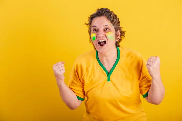 Dospělá Žena Fotbalový Fanoušek Brazílie Gól Jásání Ječení — Stock fotografie