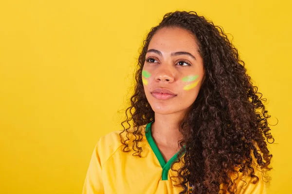 Jonge Zwarte Braziliaanse Vrouw Voetbalfan Close Foto Serieus — Stockfoto