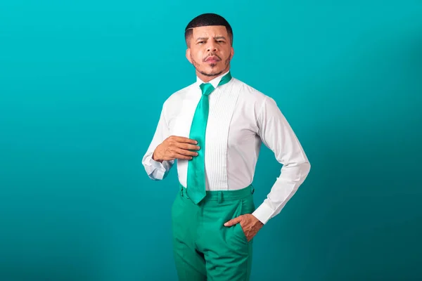 Βραζιλιάνος Μαύρος Ντυμένος Λευκό Πουκάμισο Πράσινη Γραβάτα Επιχειρηματίας Ποζάρει Για — Φωτογραφία Αρχείου