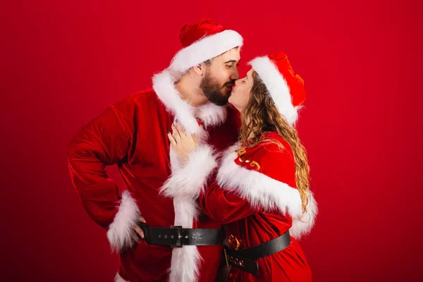 Brazilian Couple Dressed Christmas Clothes Santa Claus Hugging Giving Kiss — Stock Photo, Image