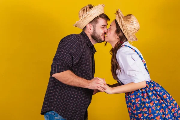 Beau Couple Vêtu Vêtements Typiques Pour Festa Junina Embrasser — Photo