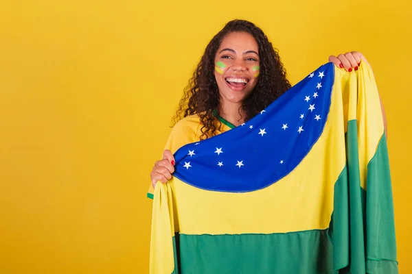 年轻的巴西黑人女子 足球迷 带着巴西国旗 欢呼和庆祝 — 图库照片