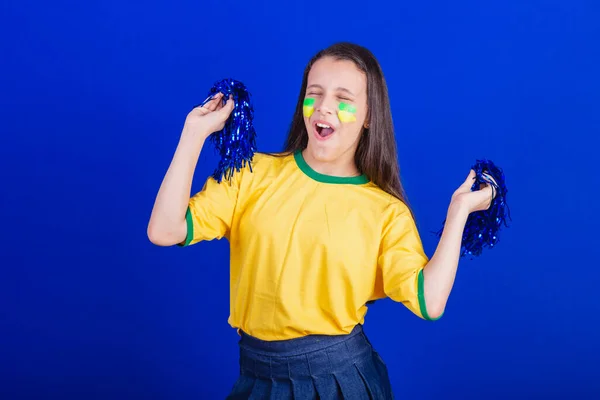 Młoda Dziewczyna Fanka Piłki Nożnej Brazylii Trzymając Pompon Cheerleaderki — Zdjęcie stockowe