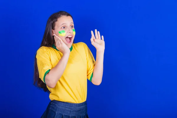 Jong Meisje Voetbalfan Uit Brazilië Geschrokken Verrast Verrast — Stockfoto