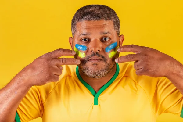 Brazylijczyk Czarny Fan Piłki Nożnej Brazylii Zbliżenie Zdjęcie Nakładanie Farby — Zdjęcie stockowe