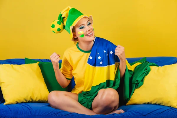 Caucazian Femeie Roșcată Ventilator Fotbal Brazilian Brazilian Sărbătoare Aplauze Victorie — Fotografie, imagine de stoc