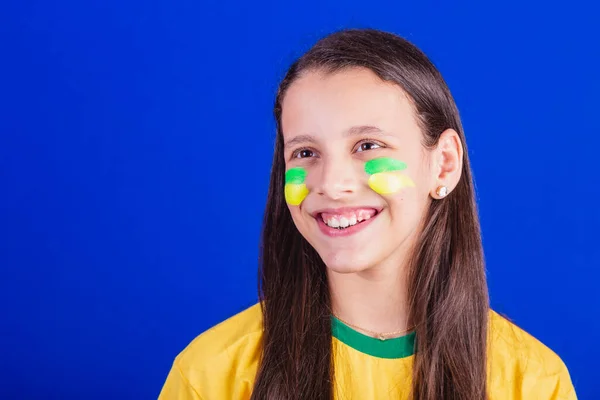 Genç Bir Kız Brezilyalı Bir Futbol Taraftarı Gülümseyen Yakın Plan — Stok fotoğraf