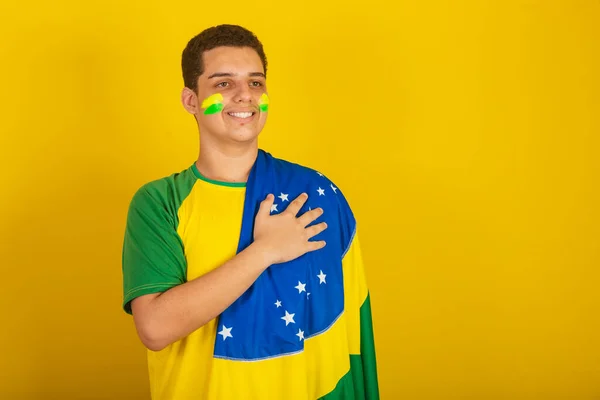 Молодий Бразильський Футбольний Фанат Одягнені Зелене Руки Грудях Вдячність Національний — стокове фото