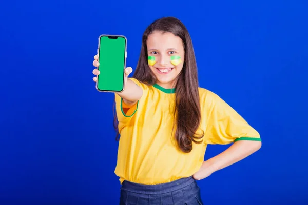 Юна Дівчина Футбольний Фанат Бразилії Тримати Мобільний Екран Реклами Рекламу — стокове фото
