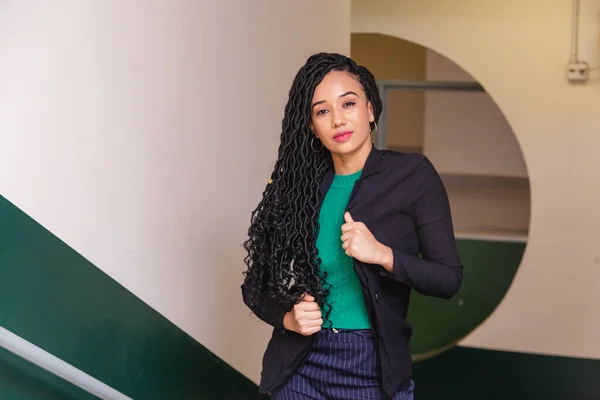 Genç Siyahi Kadın Brezilyalı Girişimci Kadını Ofiste Gülümsüyor — Stok fotoğraf