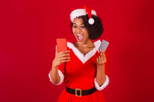 Piękna Czarna Brazylijka Przebrana Świętego Mikołaja Mama Mikołaja Trzymająca Smartfona — Zdjęcie stockowe
