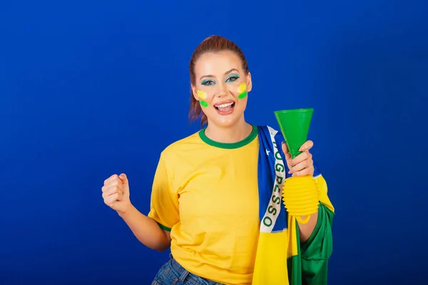 Белая Женщина Рыжая Футбольный Фанат Бразилии Бразильский Синий Фон Танцы — стоковое фото