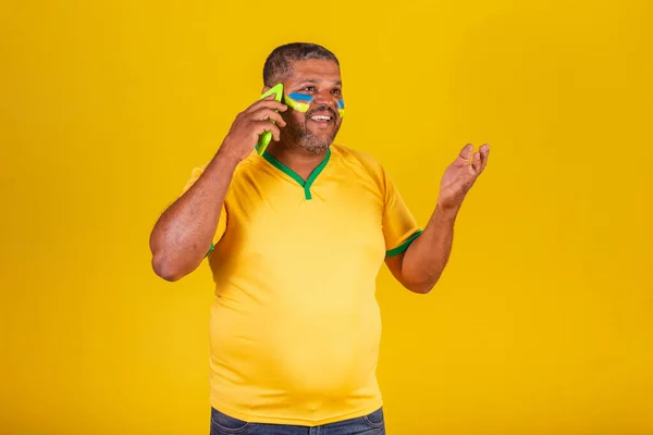 Uomo Colore Brasiliano Tifoso Brasiliano Chat Tramite Cellulare Chiamata Vocale — Foto Stock