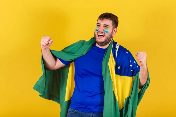 Βραζιλιάνος Καυκάσιος Οπαδός Του Ποδοσφαίρου Από Βραζιλία Γιορτάζει Δονείται Στόχο — Φωτογραφία Αρχείου