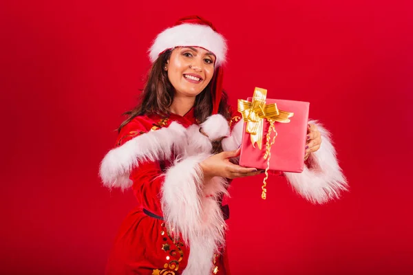 Mujer Brasileña Vestida Con Ropa Navidad Santa Claus Entregando Cámara —  Fotos de Stock
