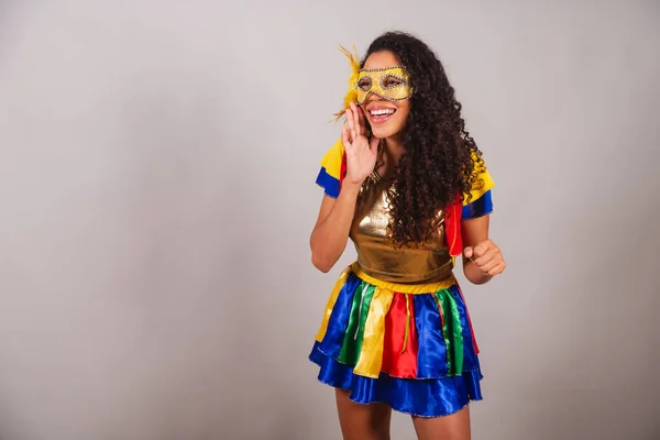 Schöne Schwarze Brasilianerin Mit Frevo Kleidung Karneval Maske Tragen Promotion — Stockfoto
