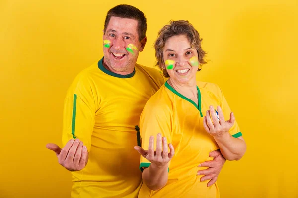 Pareja Adulta Aficionados Fútbol Brasil Llamando Con Sus Manos Bienvenidos —  Fotos de Stock
