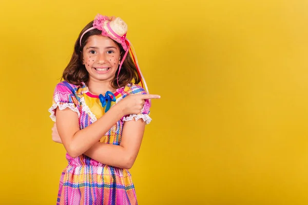 Brasilianisches Kaukasisches Kind Festa Junina Kleidung Mit Dem Finger Auf — Stockfoto