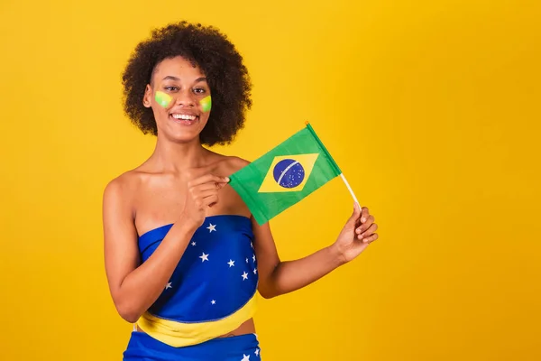 Молода Чорна Жінка Бразильський Футбольний Вентилятор Тримає Бразильський Прапор — стокове фото