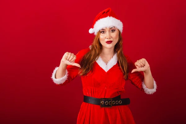 Vacker Brasiliansk Rödhårig Kvinna Klädd Julkläder Jultomten Ogillar Tummen Ner — Stockfoto