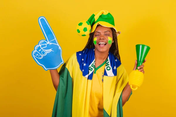 Czarna Kobieta Młoda Brazylijska Fanka Piłki Nożnej Kapelusz Palec Piankowy — Zdjęcie stockowe