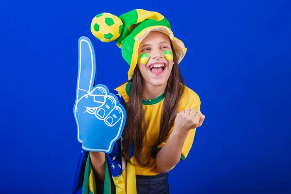 Jong Meisje Voetbalfan Uit Brazilië Gekleed Hoed Vlag Met Schuimvinger — Stockfoto