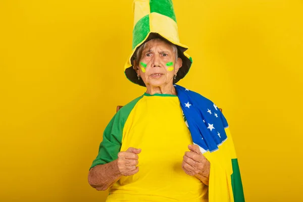 Ältere Frau Fußballfan Aus Brasilien Jubelt Mit Der Fahne — Stockfoto