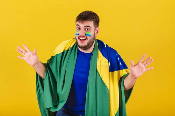 Homme Caucasien Brésilien Fan Football Brésil Étonné Wow Incroyable Incroyable — Photo