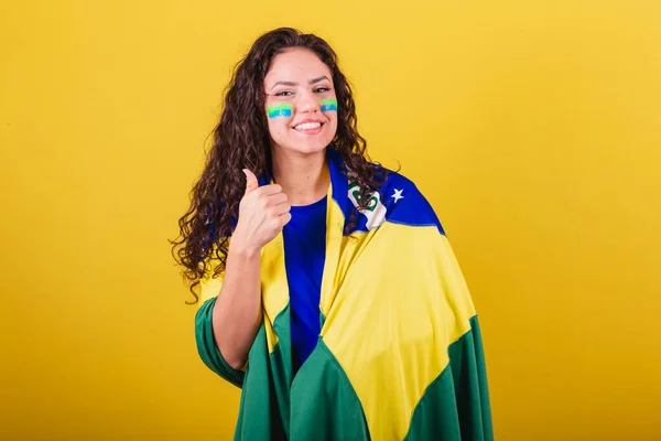 女性サッカーファン ブラジルのファン ワールドカップ あごの手でカメラを見て インタラクティブな写真 — ストック写真