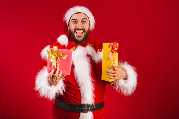 Brasileiro Vestido Com Roupas Santa Claus Dando Dois Presentes Para — Fotografia de Stock