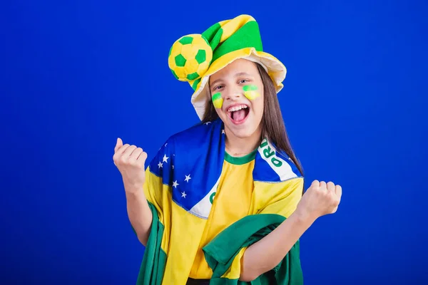 年轻姑娘 来自巴西的足球迷 戴着帽子和旗帜 尖叫的目标 — 图库照片
