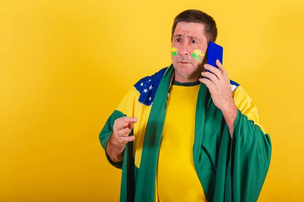 Homem Adulto Brasil Futebol Usando Bandeira Smartphone Chamada Voz — Fotografia de Stock