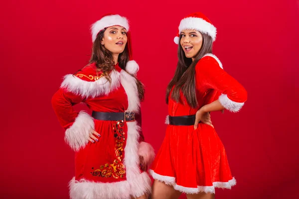 Бразильські Жінки Друзі Одягнені Різдвяний Одяг Санта Клаус Друзі Стоять — стокове фото