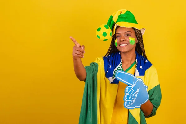 Mujer Negra Joven Aficionada Fútbol Brasileño Utilizando Dedo Espuma Detectar —  Fotos de Stock
