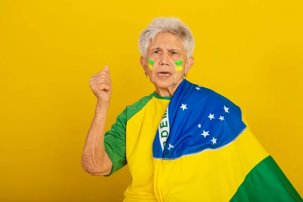 Äldre Kvinna Fotbollsfan Från Brasilien Hejar Med Flaggan — Stockfoto