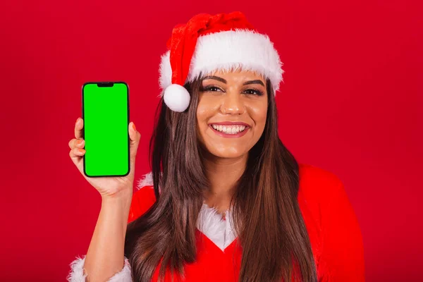 Όμορφη Βραζιλιάνα Ντυμένη Χριστουγεννιάτικα Ρούχα Άγιε Βασίλη Κρατώντας Smartphone Δείχνει — Φωτογραφία Αρχείου