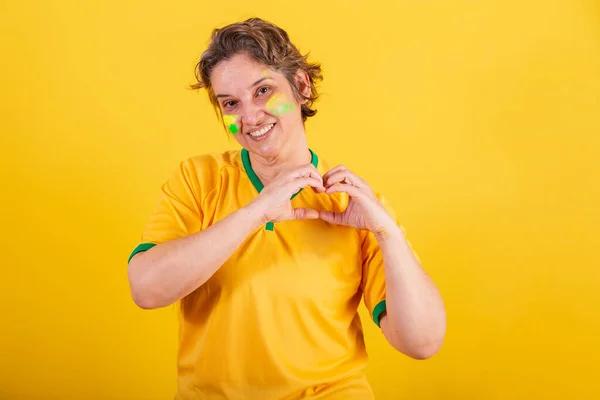 Yetişkin Bir Kadın Brezilya Dan Futbol Fanatiği Elleriyle Kalp Işareti — Stok fotoğraf