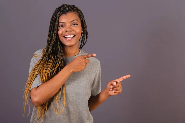 年轻的非洲裔巴西女人 手指指向右边 照片为广告 — 图库照片