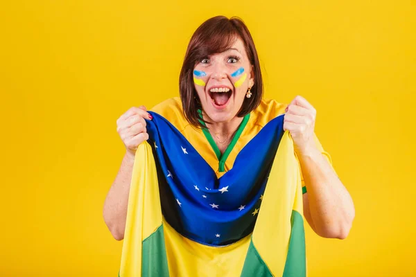 Жінка Рудим Волоссям Бразильський Футбольний Фанат Тремтіння Жаровливим Прапором Вітаючи — стокове фото