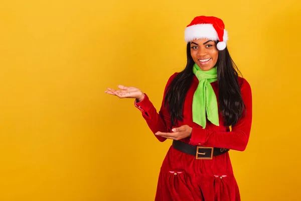 Krásná Černá Brazilka Oblečená Vánočním Oblečení Santa Claus Prezentující Produkt — Stock fotografie
