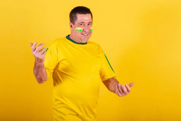 Взрослый Мужчина Футбольный Фанат Бразилии Звонит Руками Приходит Приглашая — стоковое фото