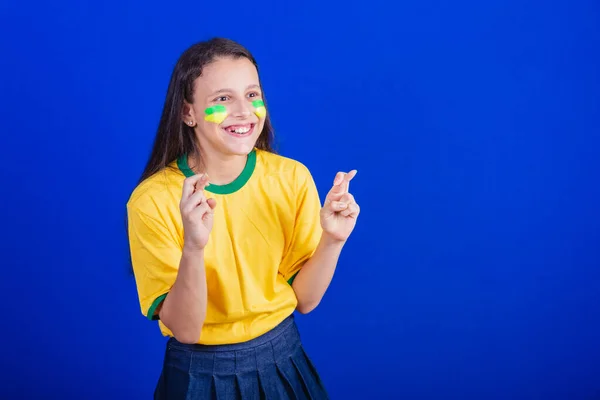 Młoda Dziewczyna Fanka Piłki Nożnej Brazylii Trzymam Kciuki Szczęście Życzenie — Zdjęcie stockowe
