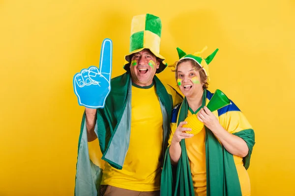 Para Dorosłych Fan Piłki Nożnej Brazylii Noszący Flagę Kapelusz Radość — Zdjęcie stockowe