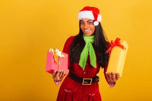Vacker Svart Brasiliansk Kvinna Klädd Julkläder Jultomten Håller Två Presenter — Stockfoto